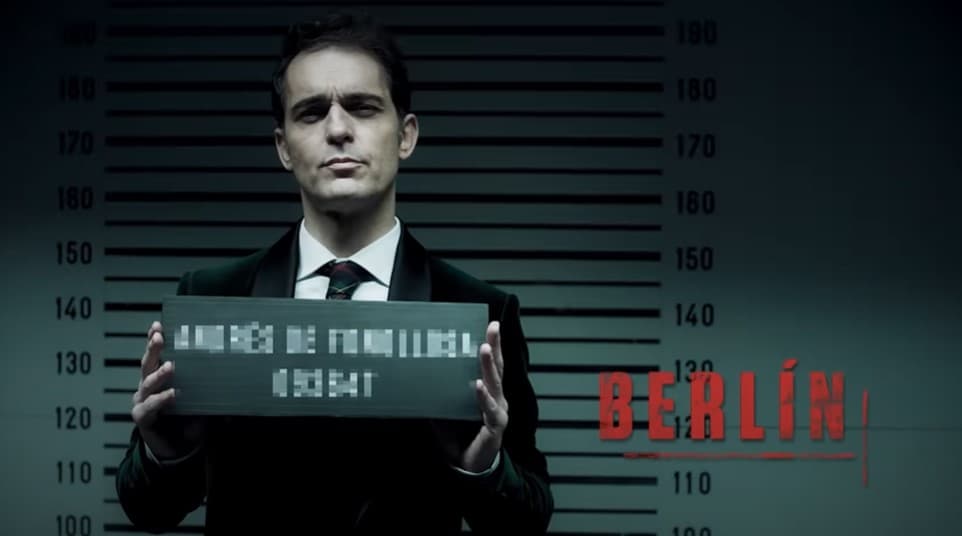 <b>Berlín de 'La Casa de Papel'</b>
<br>Si bien a muchos Berlín les parece un personaje frívolo y autoritario, la realidad es que tenía motivos personales para tomarse tan en serio todos los detalles alrededor del atraco a la Casa Nacional de Moneda y Timbre en las primeras temporadas de 'La Casa de Papel'. Al final termina por dejar de lado su actitud egoísta para sacrificarse tanto por su equipo como por el plan.
<br>