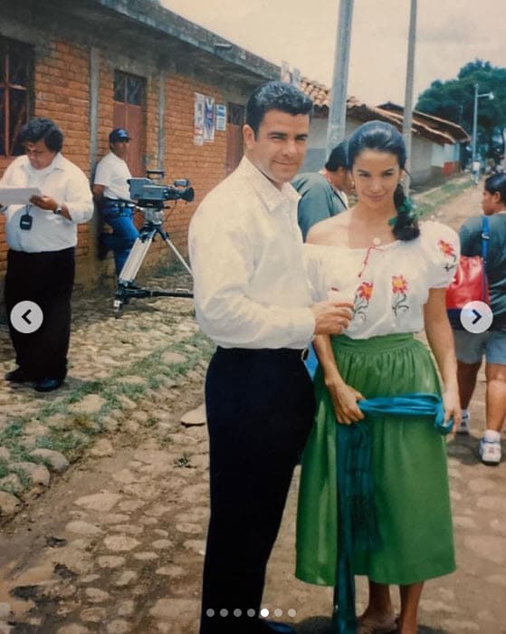 En esta otra, aparece la pareja en uno de los proyectos de televisión en los que coincidieron: "Sigues y seguirás siendo siempre ese lugar de paz, felicidad y protección al cual recurro cada vez que necesito fuerzas. Si siento que me lleva la corriente siempre estás tú, con tan solo recurrir a ese momento, me das fuerzas sin que tú lo sepas", le dijo su hija desde España.
<br>