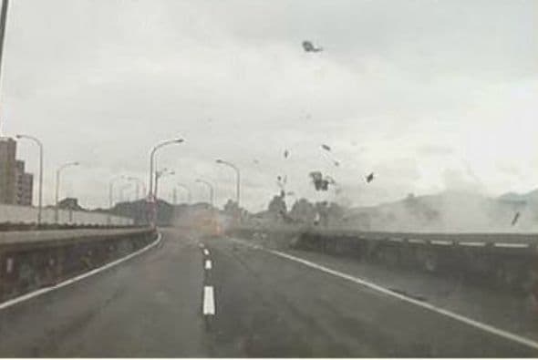 Luego de golpear contra una parte del viaducto, el avión cayó a un río. (Imagen tomada de Twitter).