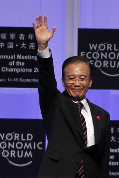 14. WEN JIABAO- El Primer Ministro chino, de 69 años, finalmente permitió que el yuan se apreciara lentamente este año, pero luego de que el Senado de EU votara a favor de penalizar a China por mantener artificialmente baja su moneda, el "Abuelo Wen" abruptamente revirtió su decisión, advertencia de una guerra comercial.