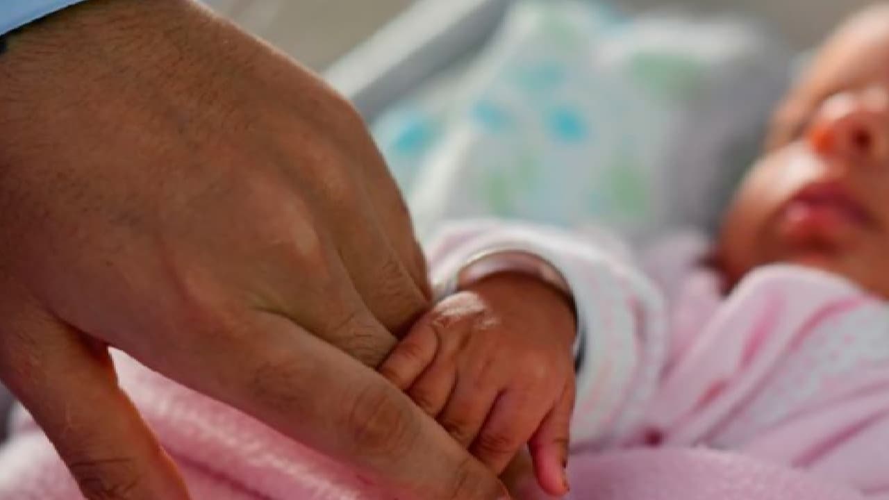 ¿El bebé más viejo del mundo? Una pareja da la bienvenida a un varón concebido hace 31 años