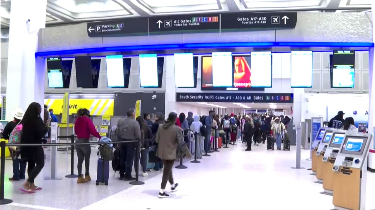 Largas filas y cancelaciones en aeropuertos de Houston durante la segunda semana de Spring Break