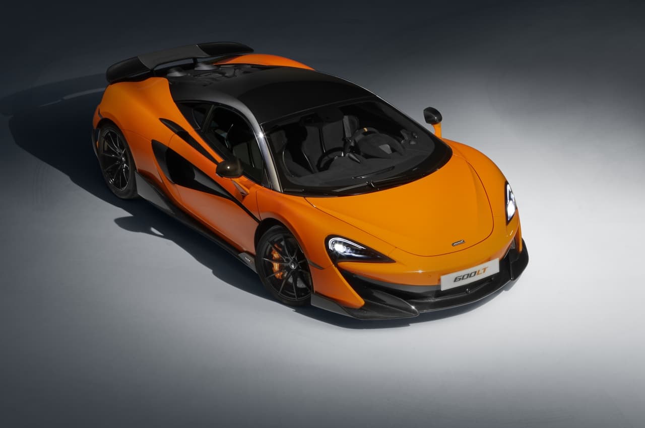 Su silueta es más alargada en 2.9 pulgadas comparado con el McLaren 570S Coupé. Su peso total es de 2,749 libras, lo cual lo hace un coche ligero. McLaren asegura que una cuarta parte de sus componentes son completamente nuevos.
