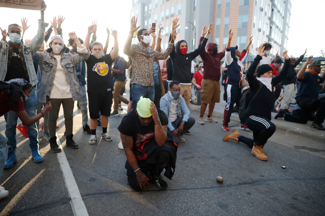 Los manifestantes se reúnen en la calle este viernes en Minneapolis, pidiendo justicia y mostrando su rabia de forma pacífica.