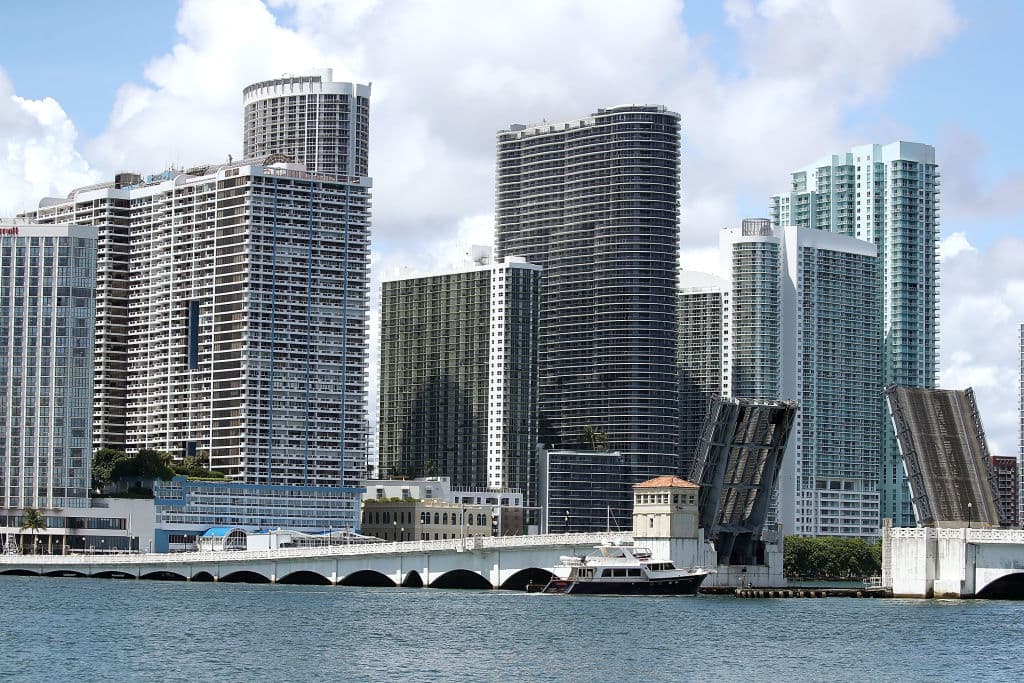 <b>Miami</b>, en 
<b>Florida,</b> es la ciudad que ocupa el puesto número
<b> 5</b>. Mientras que 
<b>Stockton</b>, California, fue coronada como la peor ciudad para los jubilados, seguida por 
<b>Bridgeport</b>, 
<b>Connecticut</b>, y 
<b>Warwick</b>.
<br>