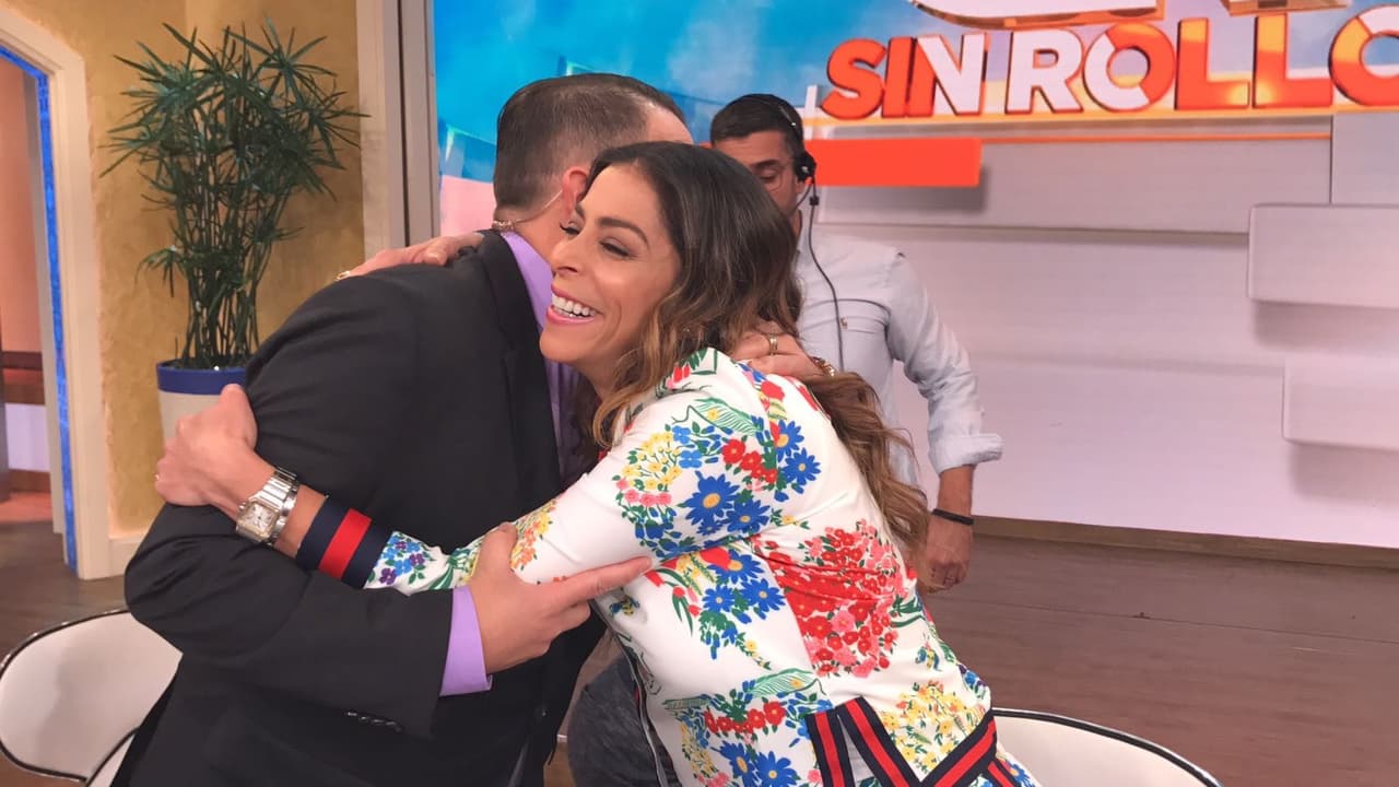Poncho Lizarraga felicitó con un gran abrazo a la cumpleañera.