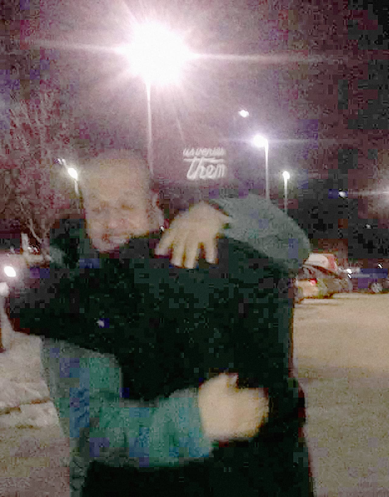 La noche de su liberación familiares y amigos fueron a buscarlo a las puertas de la corte en Green Bay. Este fue el abrazo que le dio su hijo James, ya de 21 años.