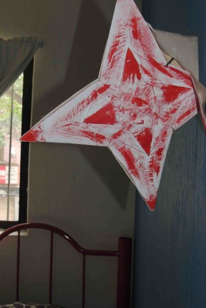 Esta estrella de papel la hizo él mismo y está en una de las esquinas de su cama. Foto: LSantacruz.