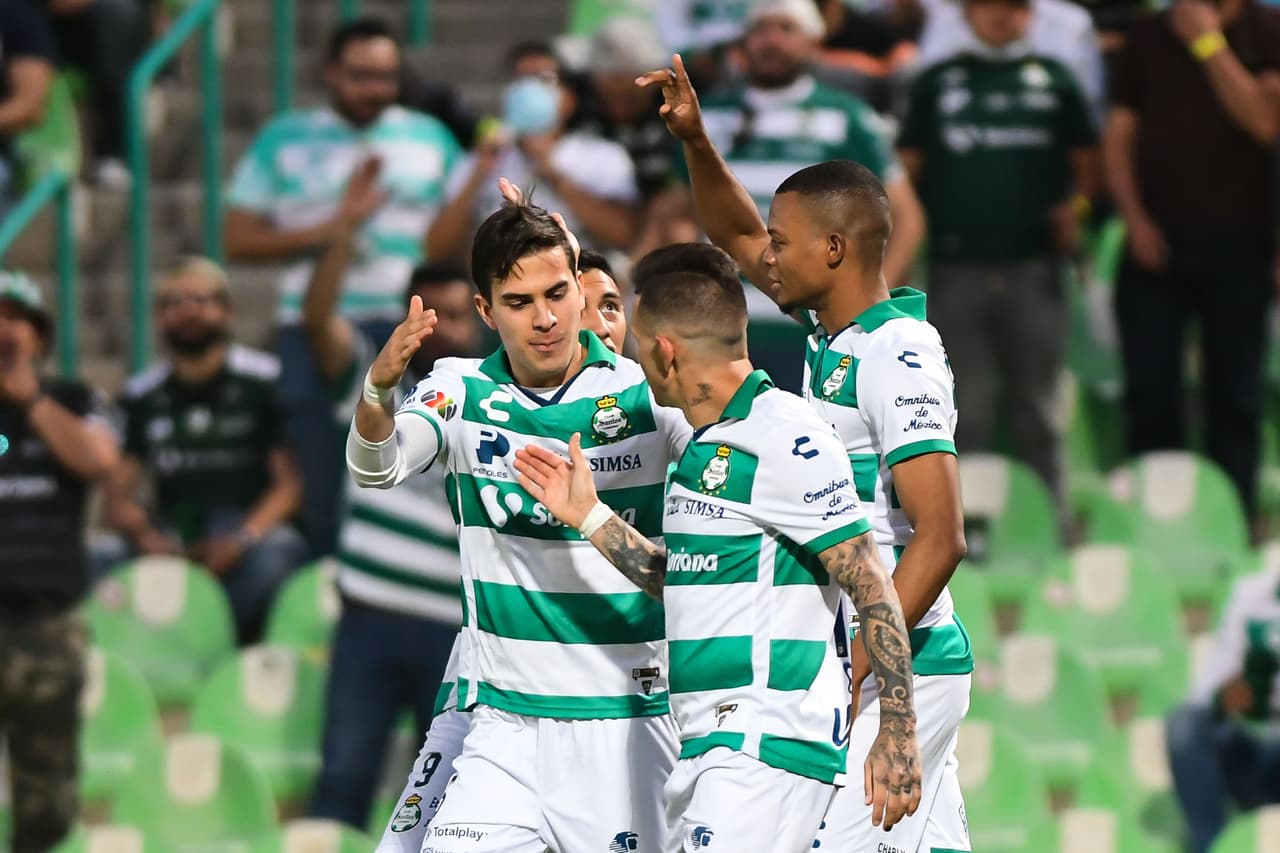 Santos Laguna derrotó 3-1 al ahora exlíder, Pachuca.