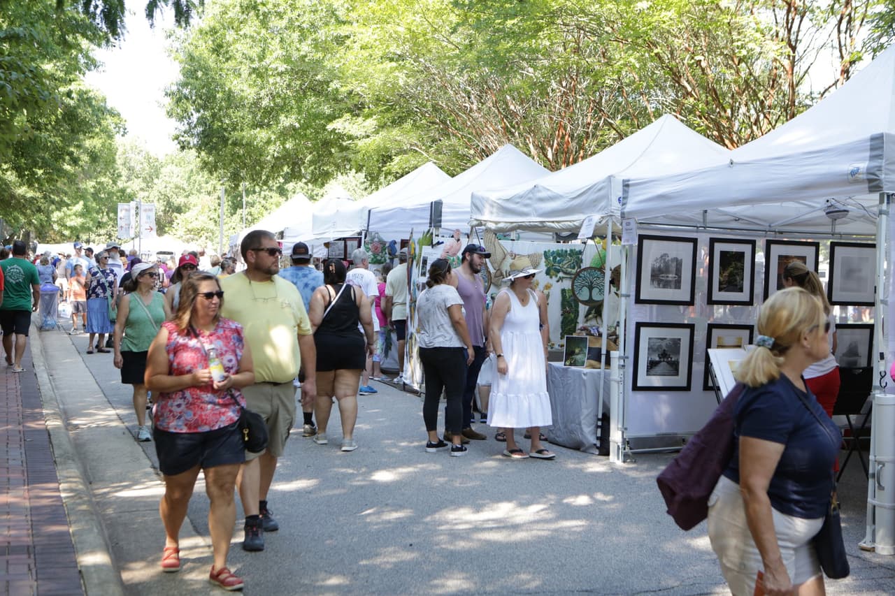 <b>Evento</b>: Spring Daze Arts and Crafts Festival
<br>
<b>Fecha</b>: 27 de abril
<br>
<b>Lugar</b>: Fred G. Bond Metro Park and Boathouse, Cary
<br>
<b>Sitio web</b>: 
<a href="https://www.carync.gov/recreation-enjoyment/events/festivals/spring-daze-arts-and-crafts-festival">https://www.carync.gov/recreation-enjoyment/events/festivals/spring-daze-arts-and-crafts-festival</a> 
<br>
<br>Con más de 170 artistas locales, el Spring Daze Arts and Crafts Festival ha exhibido arte (pinturas, joyas, esculturas y más), además de vendedores de comida, actividades para niños y música en vivo por más de 30 años.