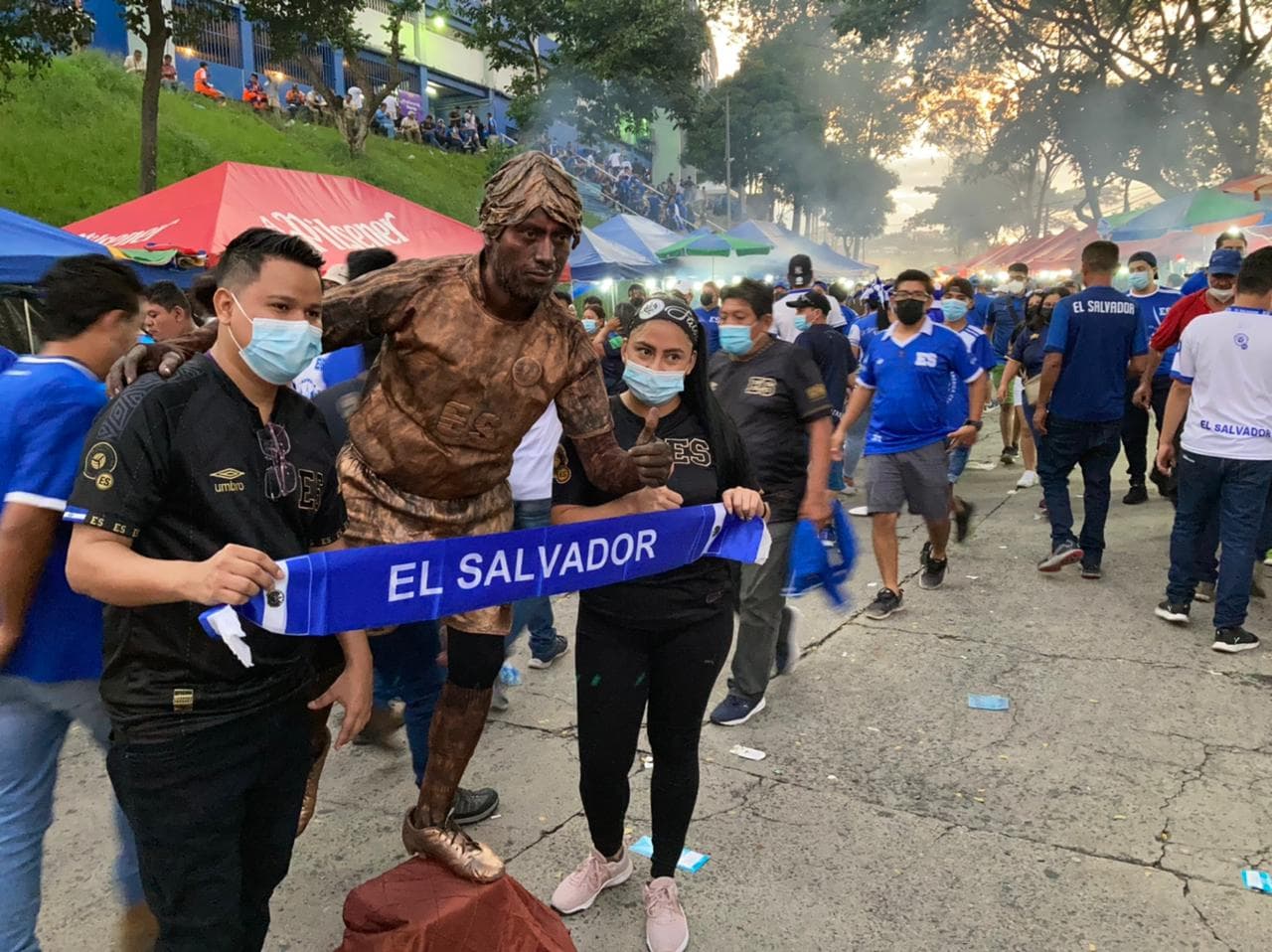 Tanto mexicanos como salvadoreños se muestran listos para disfrutar de la batalla entre la El Salvador y México.