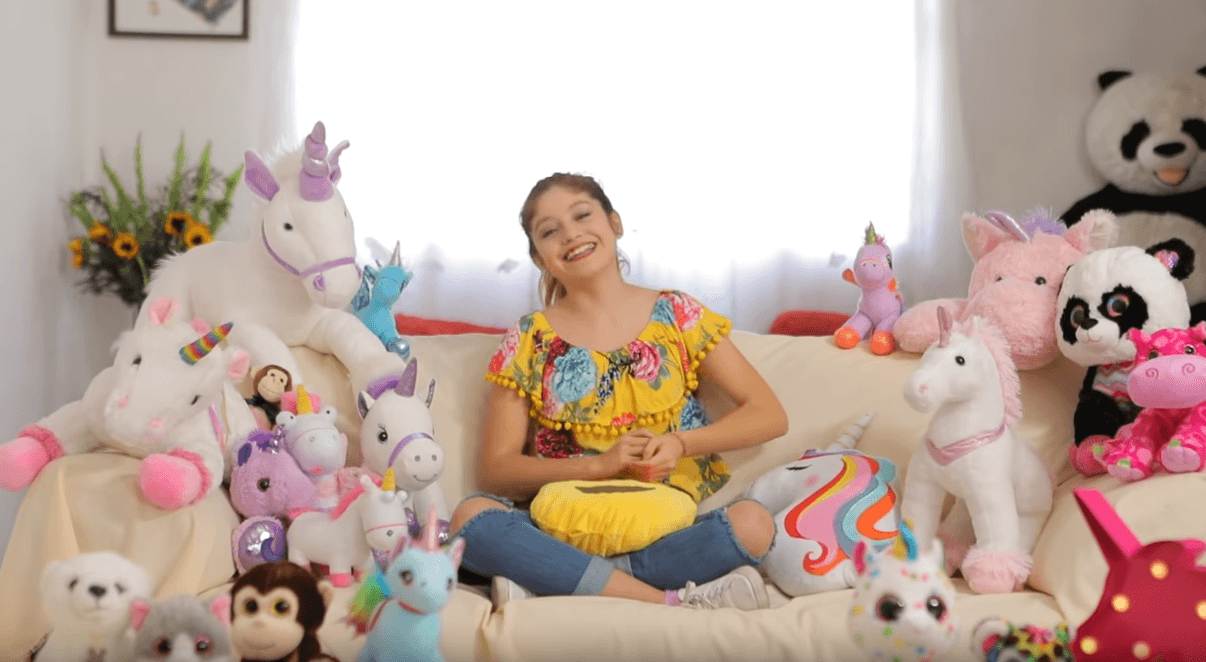 Karol también recordó la época en la que vivió en Argentina (a partir de 2016) para protagonizar 'Soy Luna': "Ahí yo tenía una cama de más, con puros peluches. El camerino donde yo trabajaba estaba lleno de peluches, todo estaba lleno".