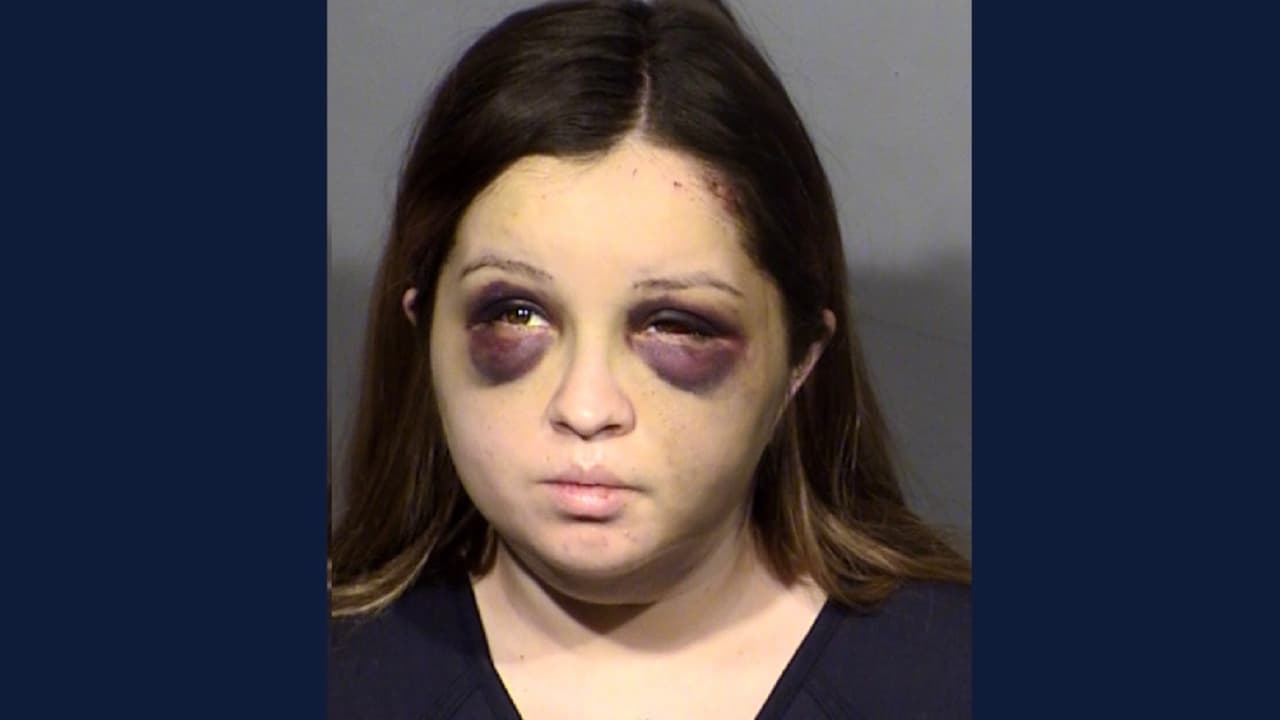 Joven acusada de intentar asesinar a su hijo por ser "maligno" tras dar a luz en un retrete