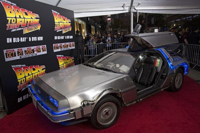 <b>La máquina del tiempo, el DeLorean DMC-12 de Back to the Future</b>
<br>
<br>Si vas a construir una máquina del tiempo, ¿por qué no hacerlo con estilo? Y fue tanto estilo que hoy en día no se puede hablar de viajes en el tiempo sin pensar en el DeLorean. 
<b>La máquina del tiempo</b> es un objeto de deseo para chicos y grandes.