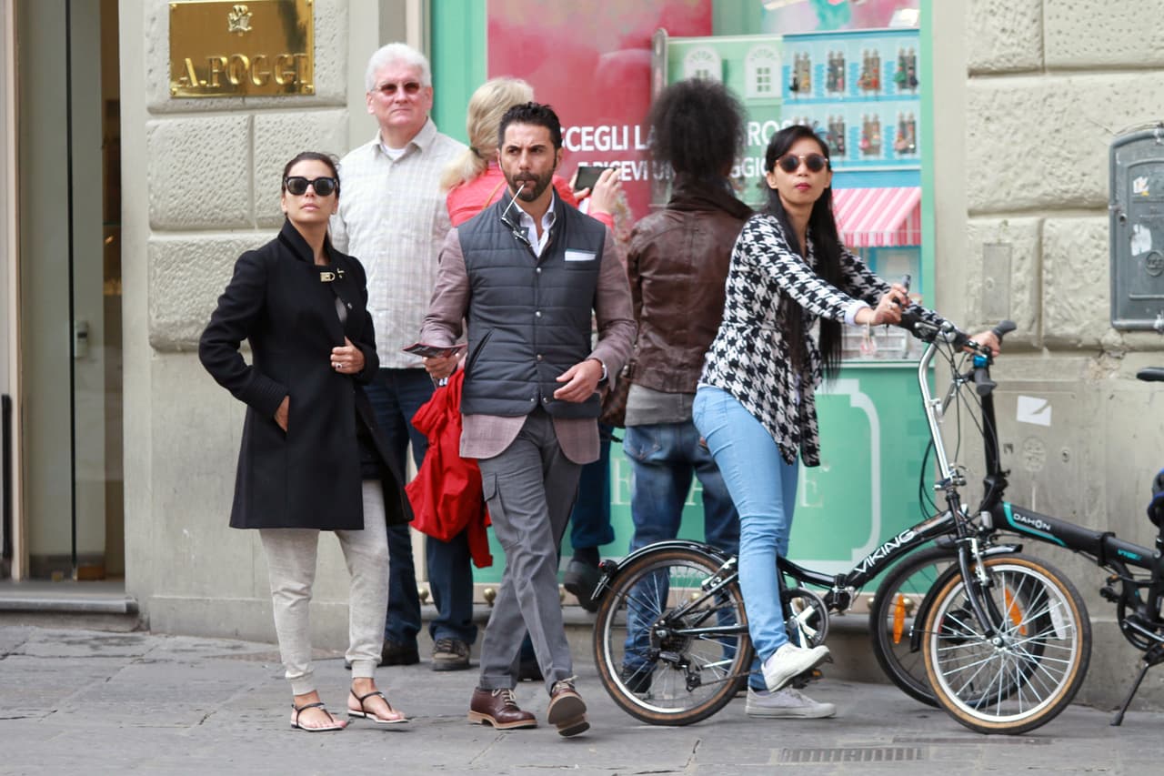 Los paparazzi captaron a Eva Longoria y Pepe Bastón de paseo por Florencia.
