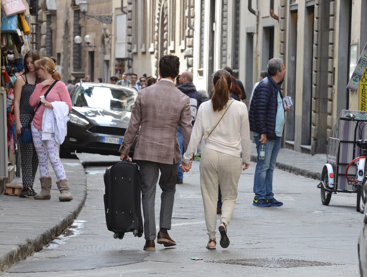 Pepe siguió batallando con la maleta.