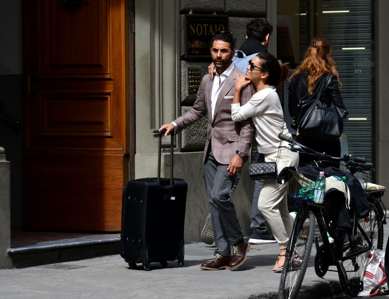 Y se colgó del hombro de su galán.