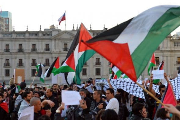 Mujeres tiradas en las calles del centro de la capital, simulando estar muertas por bombardeos, junto a centenares de adherentes con banderas palestinas, participaron de la manifestación.
