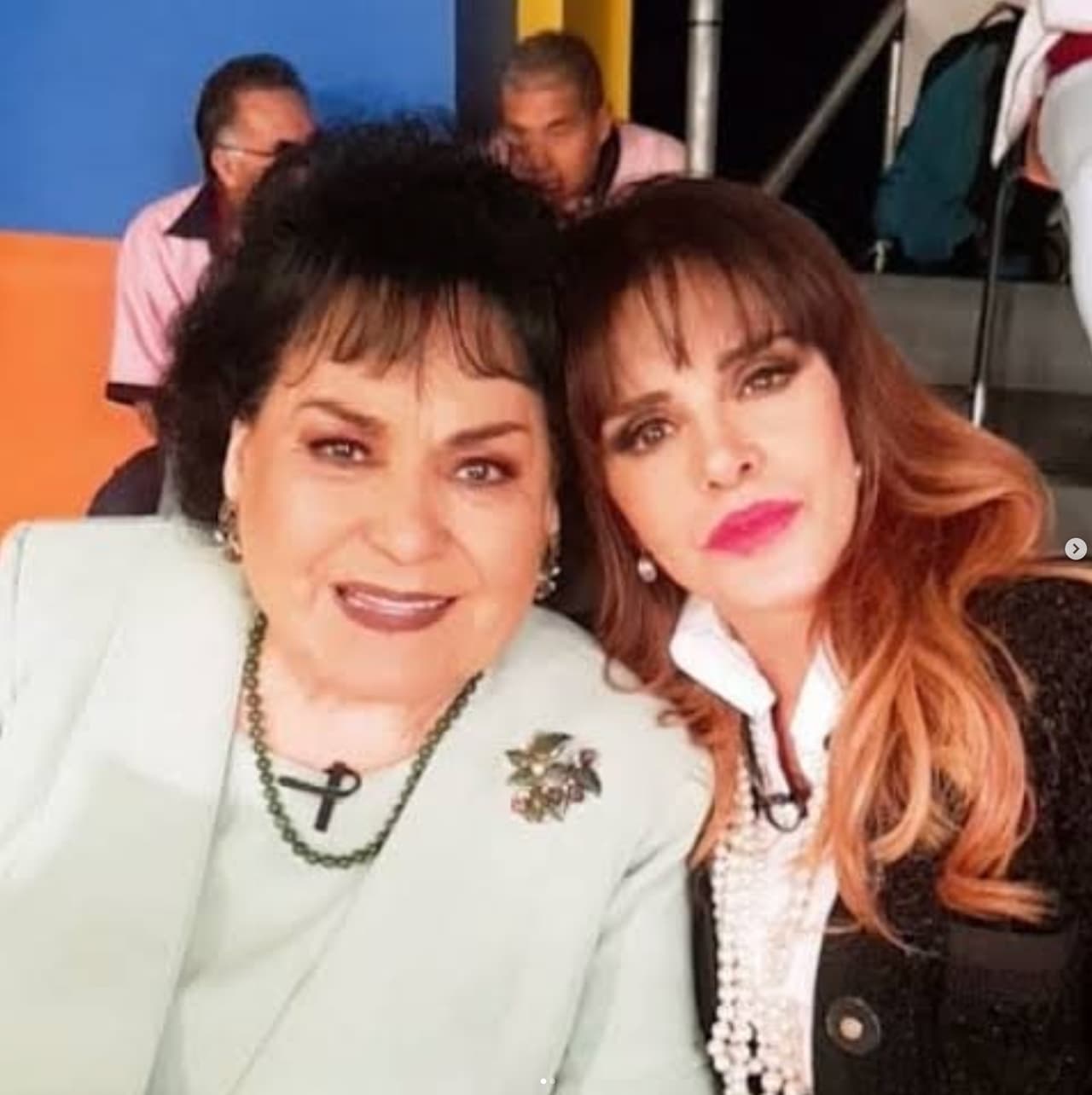 <b>Lucía Méndez: </b>Lamento profundamente el fallecimiento de mi querida Carmen Salinas... Mis condolencias para sus seres queridos. Madrina adorada ya estás descansando en paz y con Dios, fuiste una increíble mujer que dejó una gran huella, estarás por siempre en nuestros corazones, te mando un abrazo con mucho amor hasta el cielo.