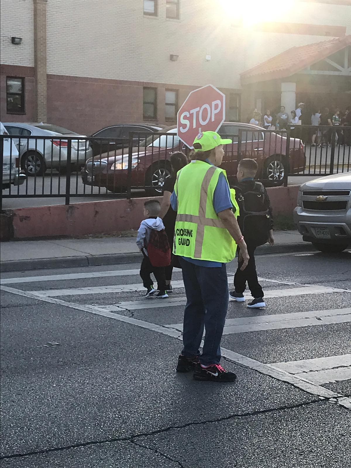 El tráfico fue controlado por voluntarios que ayudaron a los niños a cruzar la calle.