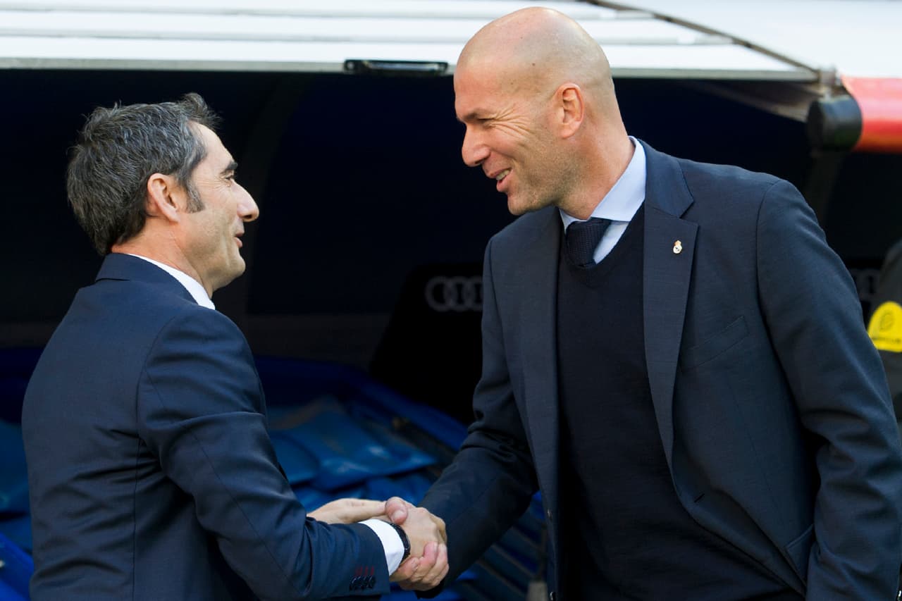 El saludo protocolario entre Ernesto Valverde y Zinedine Zidane, los estrategas en esta contienda.