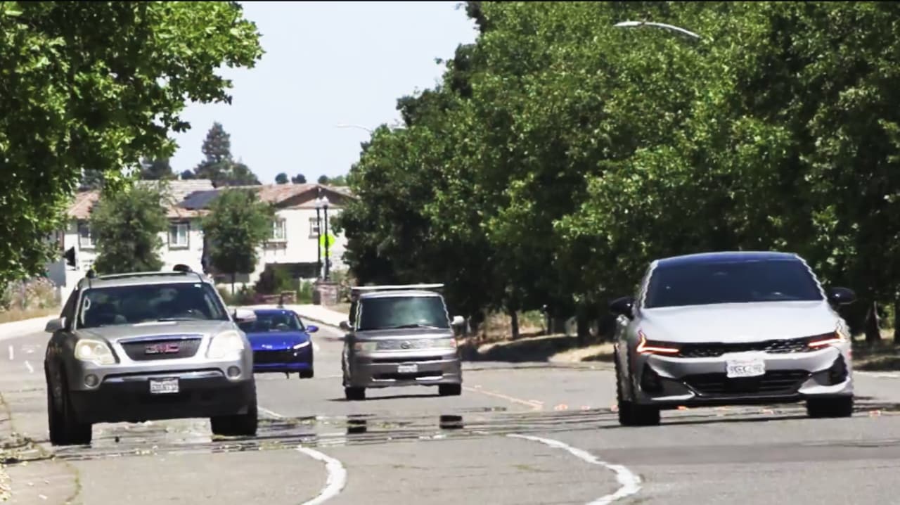 Sacramento implementa IA para multar a conductores que bloqueen carriles de bicicletas