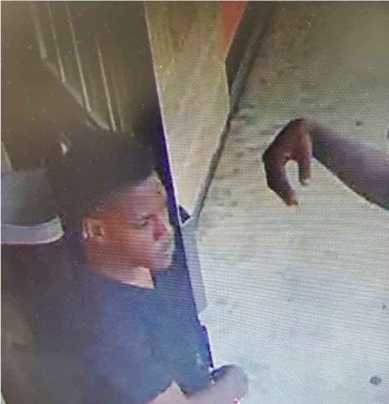 Hasta el momento solo se tiene imágenes de los autos involucrados, un Ford Focus color negro y un un auto Nissan color champaña de cuatro puertas. Si tiene información contacte al detective Leland al (469) 849-3758.