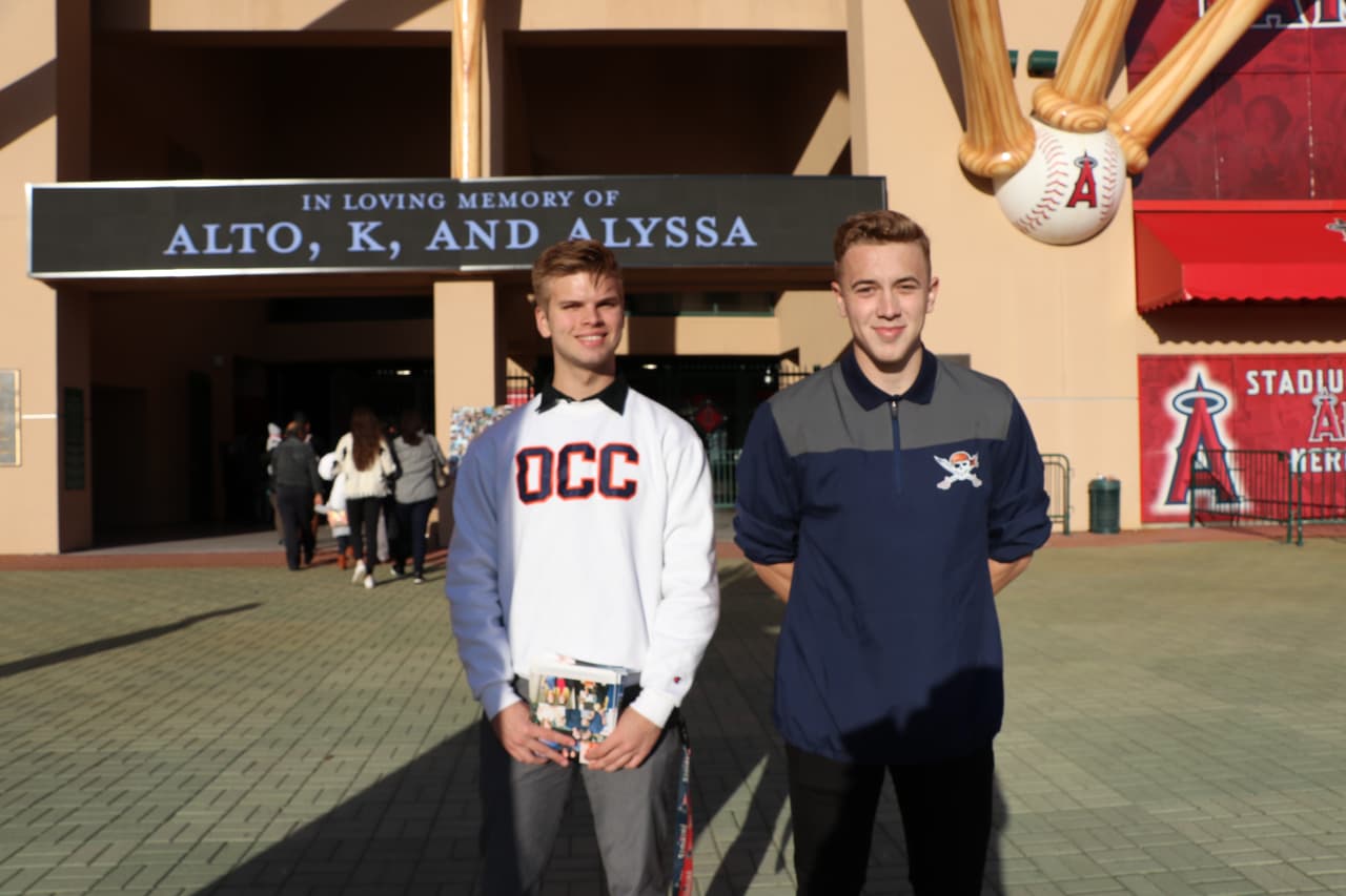 Jacob Zizhy y Max Williamson, estudiantes de Orange Coast Coast College donde trabajó John Altobelli acudieron al acto de homenaje.