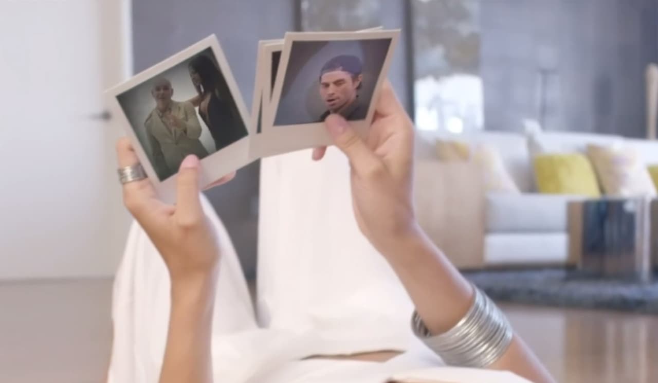 El clip tiene un toque retro, pues todo transcurre en un juego que consiste en tomar fotografías Polaroid en donde aparecen Pitbull, Enrique y las chicas.