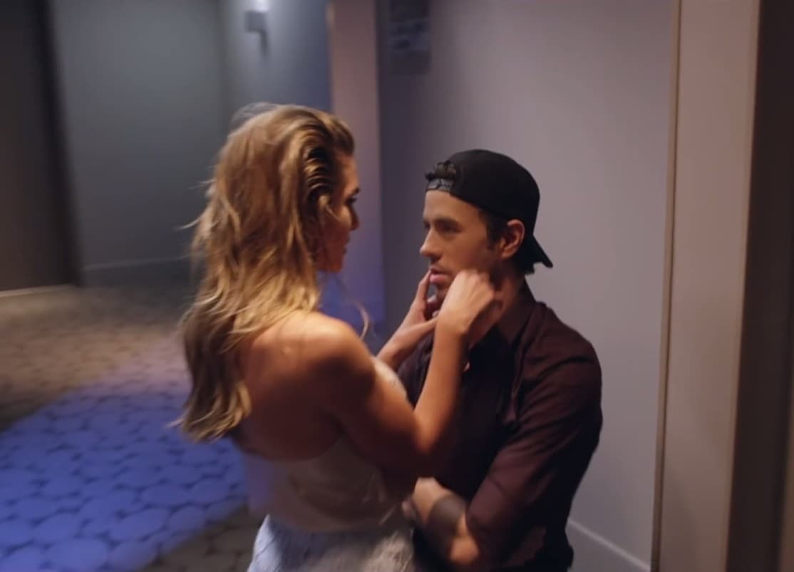 Enrique, por supuesto, lanza su lado más seductor a lo largo de este trabajo.