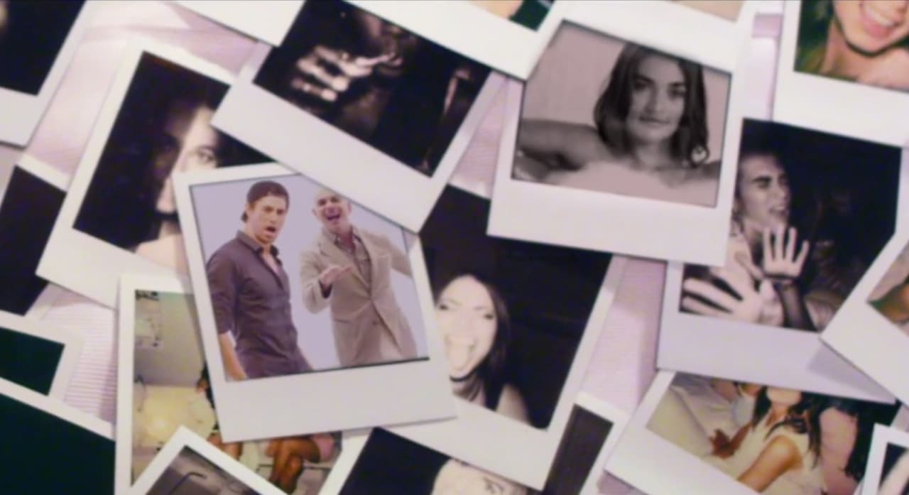 A lo largo del clip Enrique y Pitbull hacen de las suyas en compañía de bellas y voluptuosas chicas.