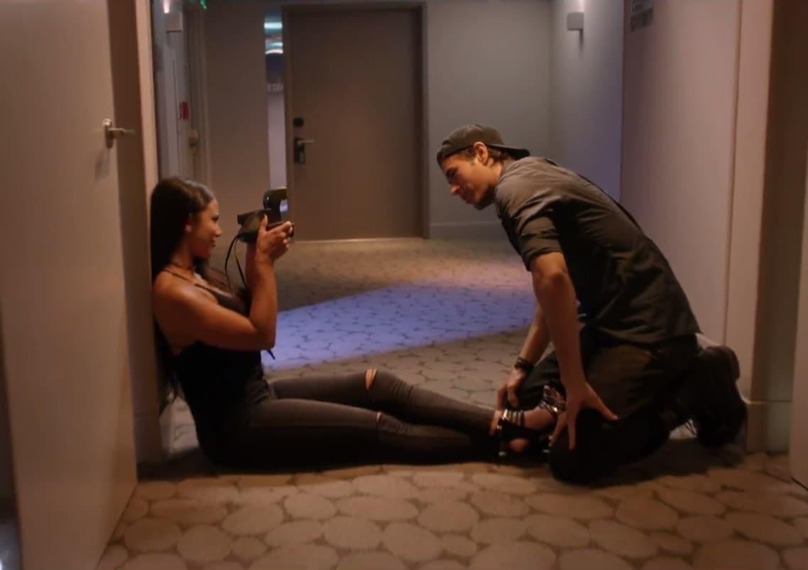 Pero él también es capturado por la lente de estas mujeres que no lo dejan tranquilo.