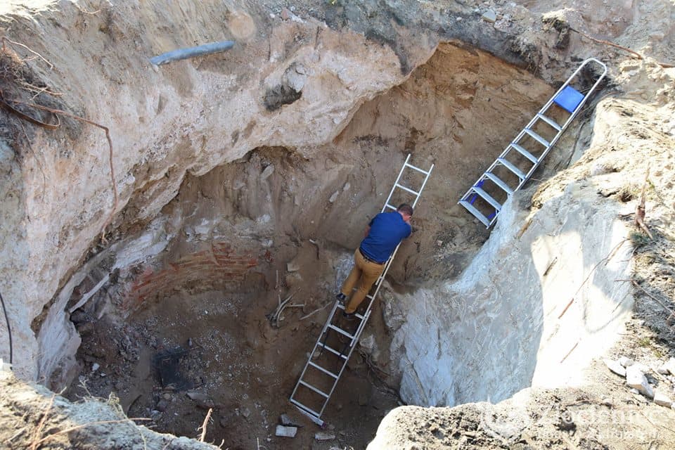 Los investigadores de Zlocieniec comenzaron a buscar la 'cápsula del tiempo' en los restos de los cimientos del antiguo centro de Ordensburg luego de enterarse de que podía albergar una película documental que mostraba las celebraciones de los 600 años de la ciudad, en 1933.