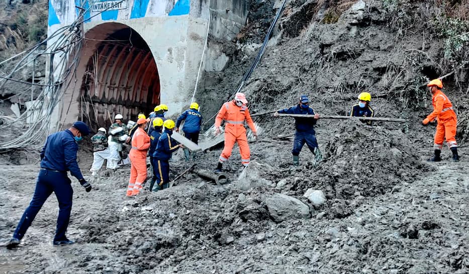 Esta fotografía proporcionada por la Fuerza Nacional de Respuesta a Desastres muestra cómo el personal de la agencia se prepara para rescatar a los trabajadores en una central hidroeléctrica en el poblado de Reni, en el distrito Chamoli del estado indio de Uttrakhund, el lunes 8 de febrero de 2021.