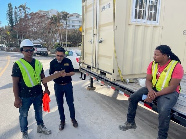 Saket Soni, el fundador de Resilience Force entrevistando a trabajadores en Naples, Florida. 5 de Octubre, 2022.
<br>