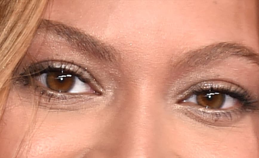 Si pensabas que esta diva se distinguía por sus encantadoras piernas te equivocas, pues sus ojos también son hermosos.