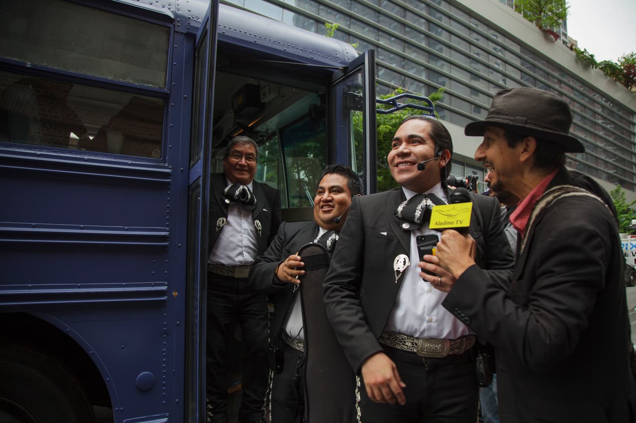 “Estamos pidiendo que una banda cante canciones queridas y cálidas en español, como “La Cucaracha”, escribió Goldberg en su página. “El dinero que nos sobre se usará para un camión de tacos para el staff”.