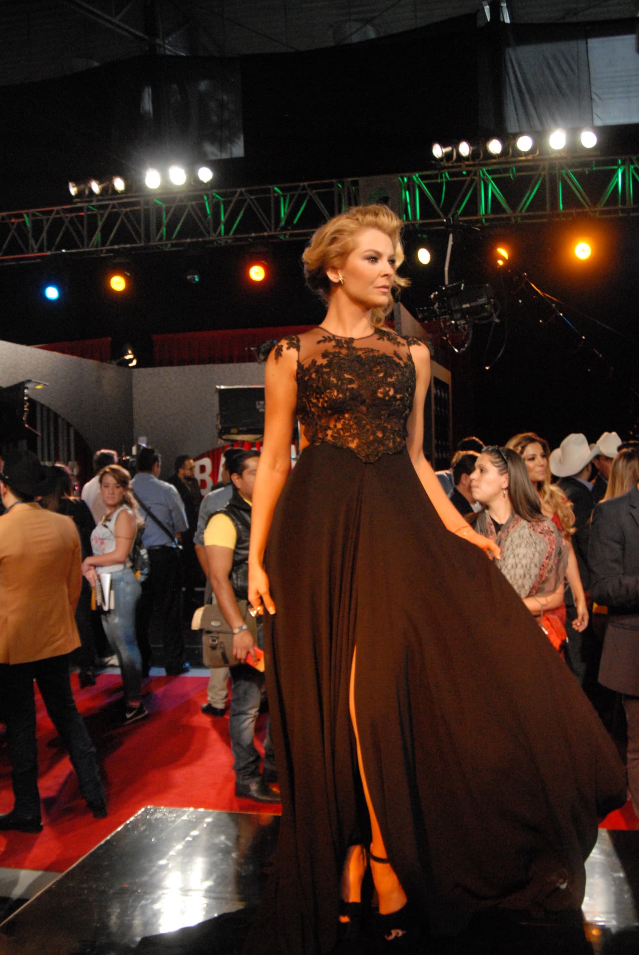 Marjorie de Sousa posó como una linda princesa, el modelito la hizo lucir elegante y con mucha presencia.