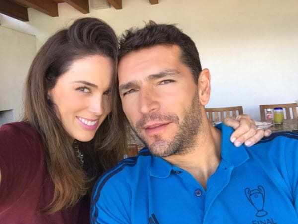 La feliz pareja también ha compartido tiernas fotografías familiares en sus redes sociales.