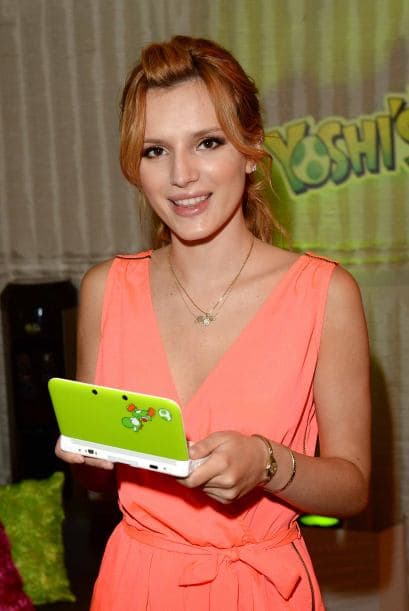 El divertido Yoshi ofreció una fiesta súper divertida que llenó de color el día mientra decoraban el gigantesco huevo ícono del nuevo juego del personaje. ¡Así bautizaron el videojuego!