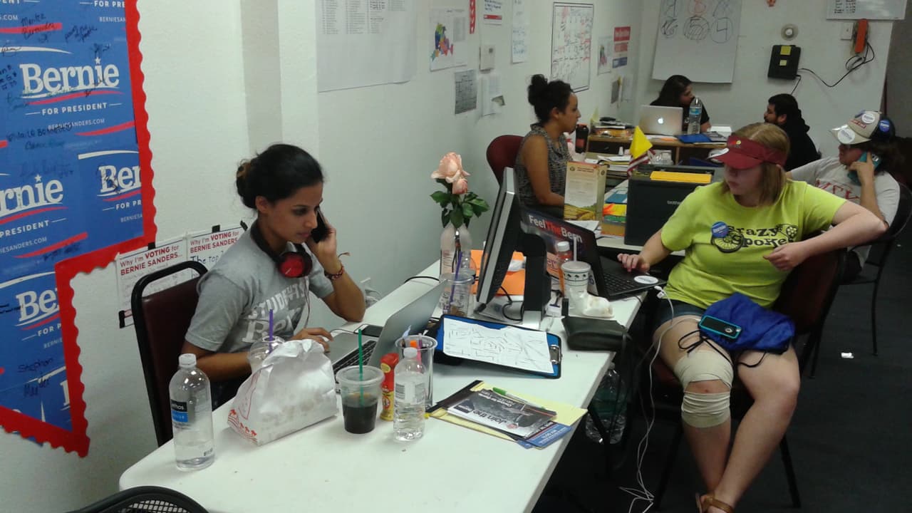 Voluntarios en la oficina de Sanders en la University of Nevada Las Vegas
