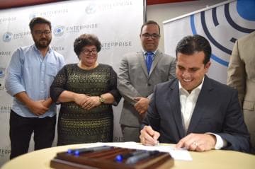 “Puedes ahorrar 300 millones de dólares recortando o buscando otros ingresos”, dice Rosselló sobre la UPR