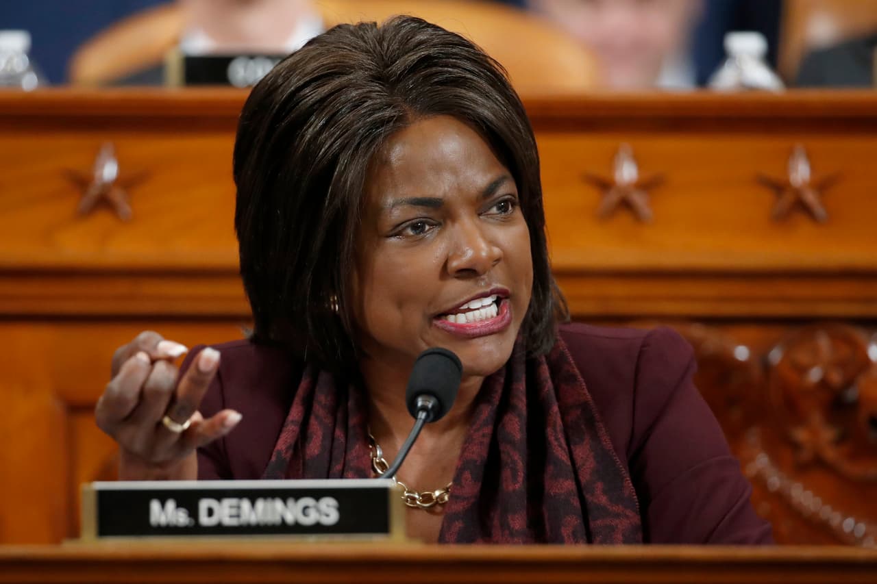 <b>Val demings, Representante por Florida desde 2017.</b> Es miembro del Comité de Inteligencia y del Comité Judicial de la Cámara Baja. Antes de postularse al Congreso sirvió en el Departamento de Policía de Orlando por 27 años, hasta llegar a ser la primera jefa de ese organismo.