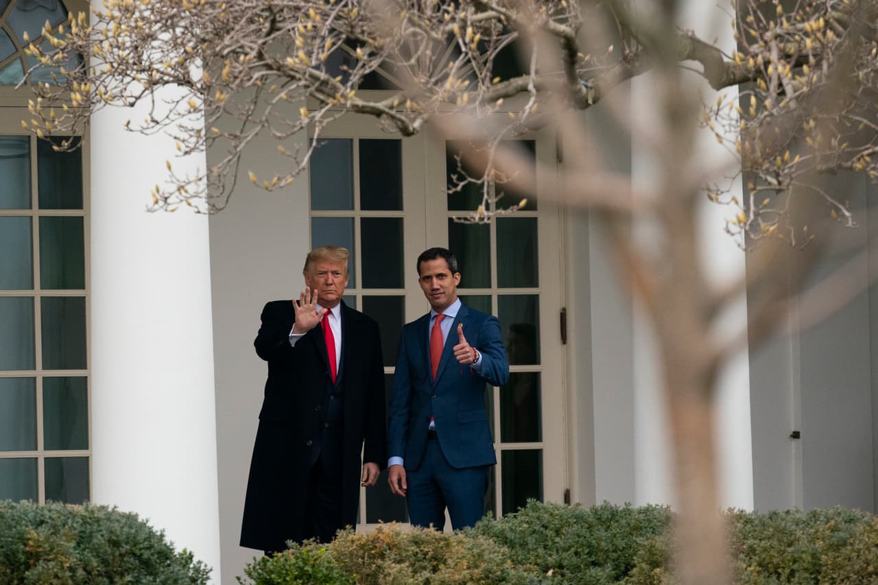 Poco después de las 2:00 PM, hora local, Guaidó llegó al jardín sur de la Casa Blanca en un vehículo negro, acompañado de su delegado para las Relaciones Exteriores de Venezuela, Julio Borges.