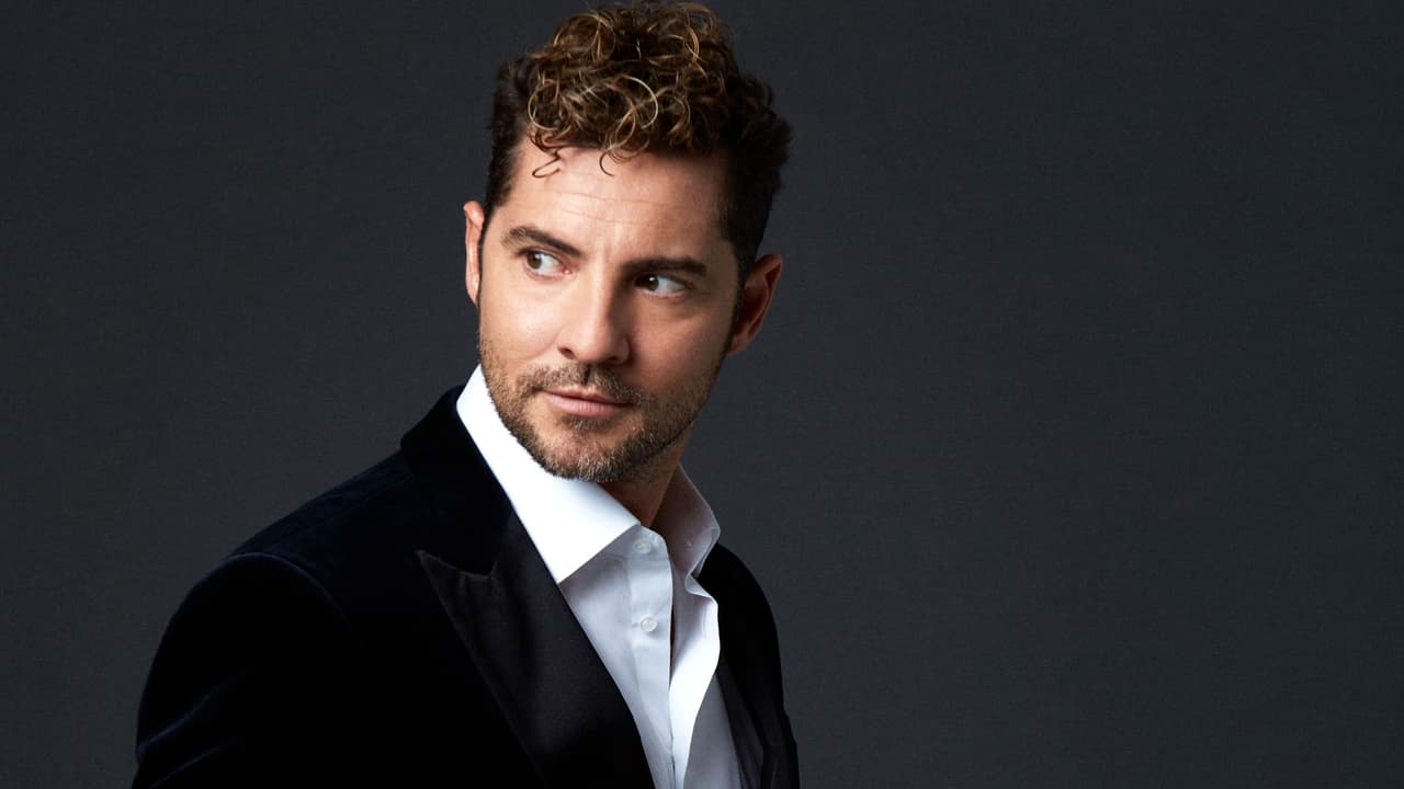 <b><h3 class="cms-H3-H3">David Bisbal </h3></b>
<br>El cuarto host de este año nos deleitará con su voz en el tributo a Vicente Fernández, el cual será el gran número de apertura de la ceremonia.