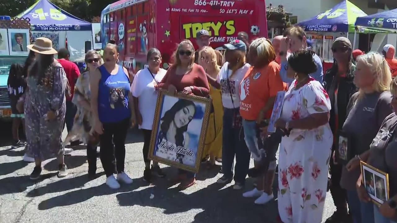 Penas más duras: familiares de víctimas de crímenes violentos protestan contra el fiscal Gascón