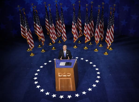 Biden habla desde el centro de convenciones de Wilimgton, Delaware. El mismo lugar en el que la noche anterior la senadora Kamala Harris aceptó la nominación a la vicepresidencia.