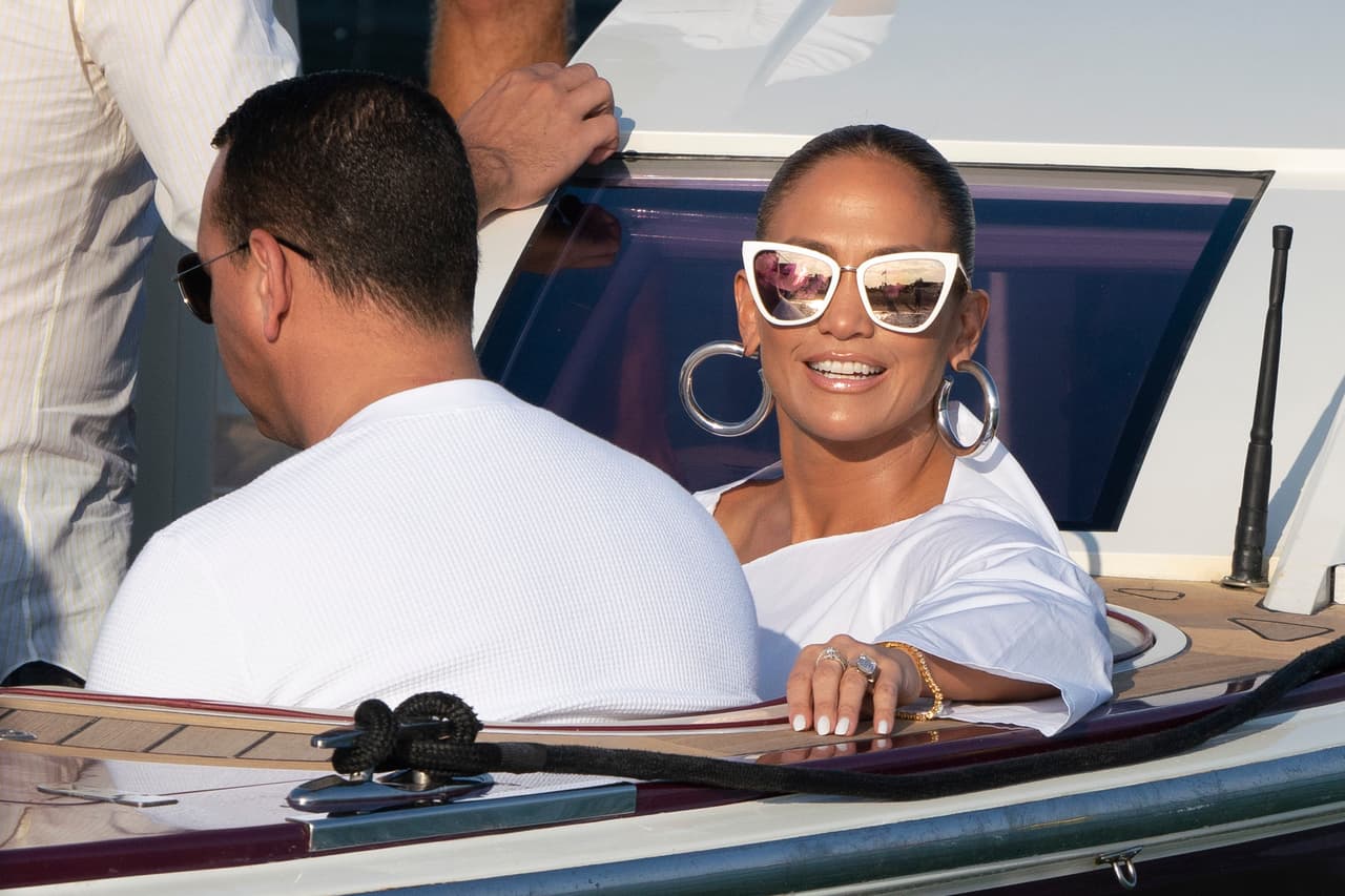 La artista de 50 años fue junto a 
<b>Álex Rodríguez</b>, de 44, a la celebración del cumpleaños 60 de 
<b><a href="https://www.univision.com/deportes/mas-deportes/magic-johnson-20-anos-con-vih-fotos">la leyenda del baloncesto, Magic Johnson</a></b>.