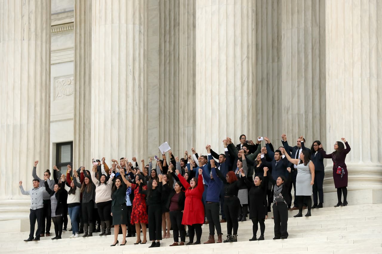 <b>11 de noviembre de 2019 | </b>La Corte Suprema de Justicia escuchó los argumentos de defensores y detractores de DACA. En la foto, los dreamers salen tomados de la mano de esa decisiva audiencia.