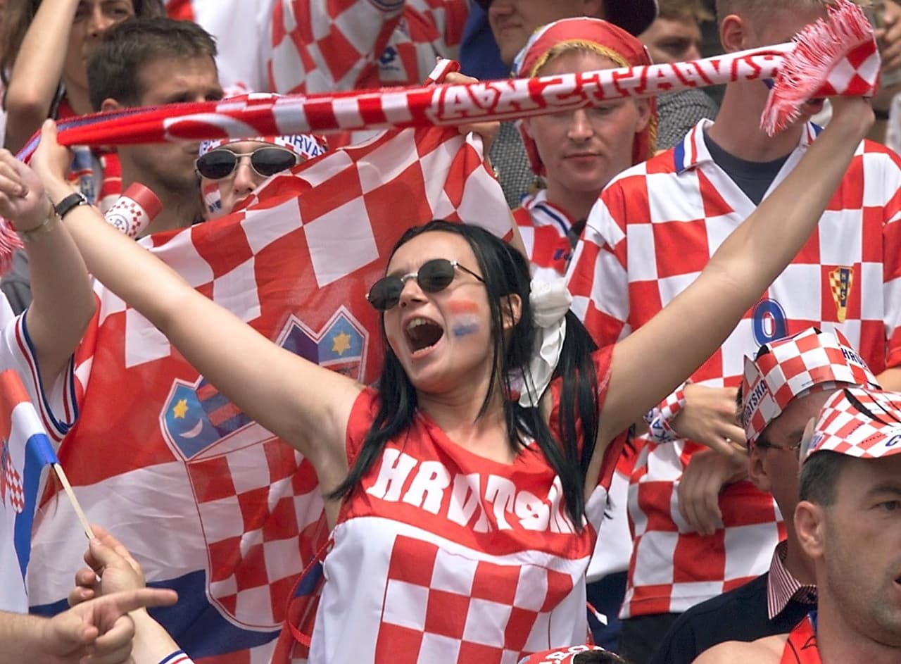 La fiesta de los croatas en las tribunas se tomó Francia, país que como anfitrión de paso sería su próximo rival.